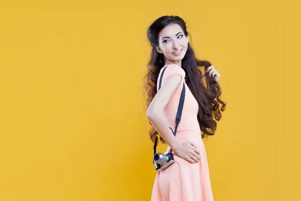 Moda asiática jovem fotógrafo com câmera, retrato sobre fundo amarelo — Fotografia de Stock