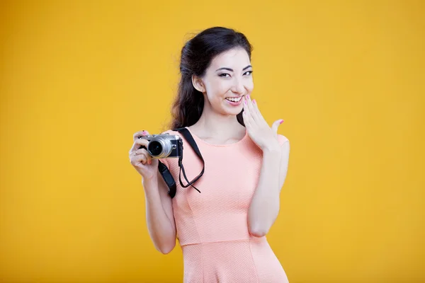 Aziatische meisje modefotograaf met camera, portret op gele achtergrond — Stockfoto