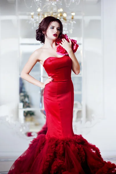 Barna modell nő szépségét este piros ruha. Csodálatos divat luxus smink és frizura, teljes hossza — Stock Fotó