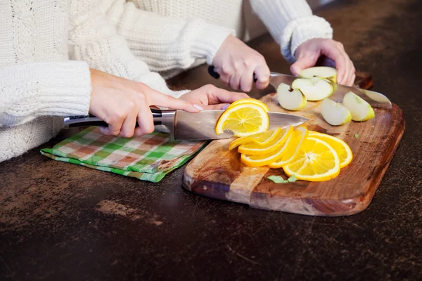 Duas meninas na cozinha conversando e comendo frutas, estilo de vida saudável — Fotografia de Stock