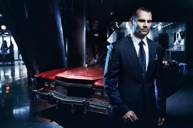 Çift pozlama kavramı, iş kıyafeti, koyu arka plan, arka ışık mavi tonları ciddi adam