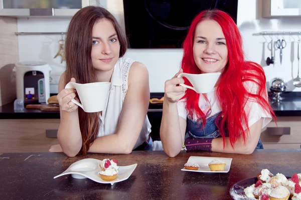 Amigos bebem chá e café na cozinha, retrato de jovem bela morena em primeiro plano, mulher com copo branco — Fotografia de Stock