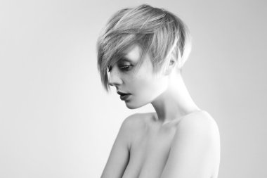 kısa saçlı, yakın çekim portre şık genç kadın