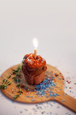 Tablonun arka plan bulanık mum ile lezzetli doğum günü kek