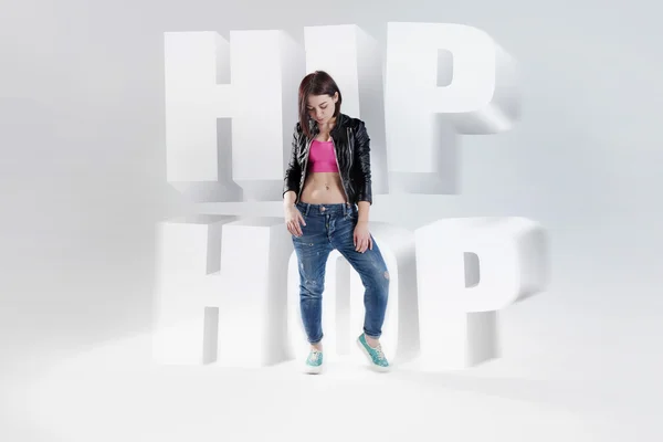 Jeune femme danseuse avec les mots hip hop, petit effet secouant — Photo