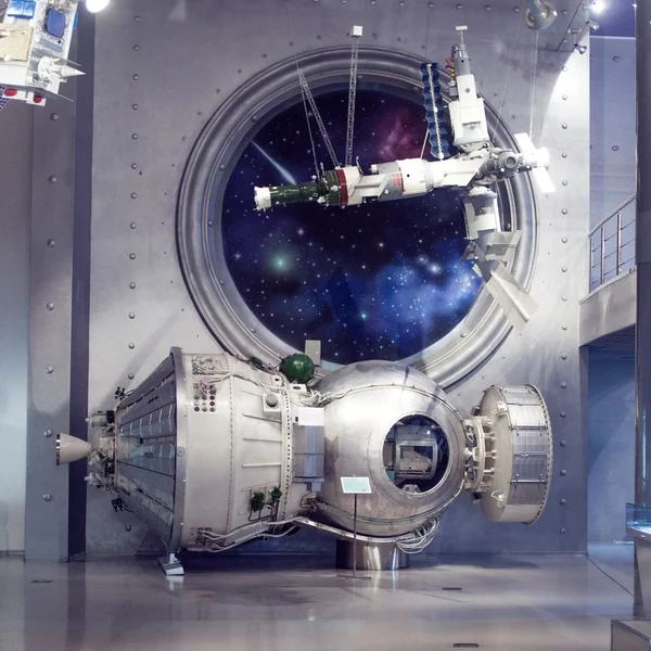 Moskwa, Rosja - 6 września 2015: fragment stacji kosmicznej, wystawa w Muzeum przestrzeni — Zdjęcie stockowe