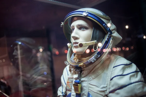 MOSCOW, RÚSSIA - SETEMBRO 6, 2015: Boneco de cosmonauta soviético no terno, Museu de cosmonáutica — Fotografia de Stock