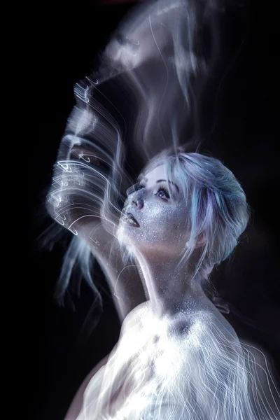 Душа взлетает, творческая концепция, портрет девушки в сиянии — стоковое фото
