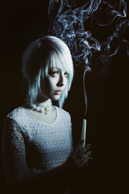 Karanlıkta bir mum ile genç kız yüzünü korku