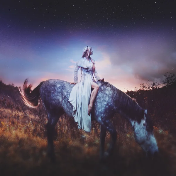 Loirinha de beleza a cavalo, em meio ao fabuloso céu estrelado, fantasia de personagem, roleplay — Fotografia de Stock