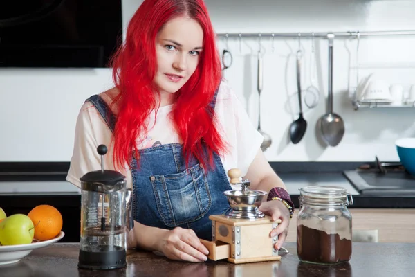 Menina faz café em uma sala de cozinha, amigos preparando comida — Fotografia de Stock