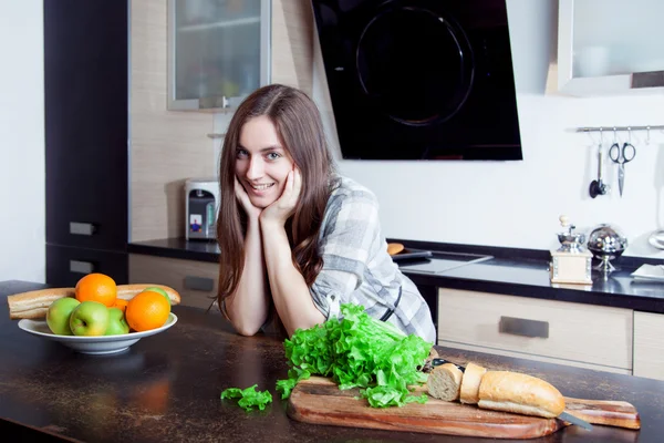 Mano de una mujer ama de casa preparando la cena, lechuga en la tabla de cortar en la cocina — Foto de Stock