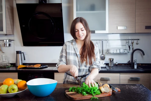 Keze a nő háziasszony készül a vacsora, saláta, a konyhában a daraboló-board — Stock Fotó