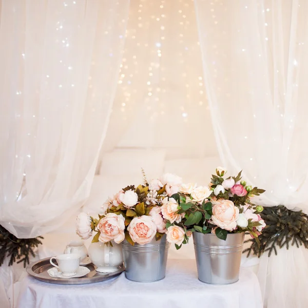 Bouquets di fiori in camera da letto, arredamento d'interni, ambiente romantico — Foto Stock