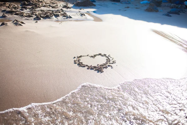 Corazón en la arena en la playa, confesión de amor, verano, mar y sol —  Fotos de Stock
