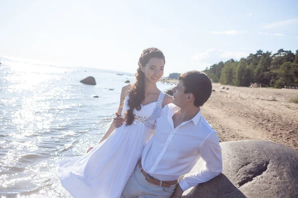 Net getrouwd gelukkige bruid en bruidegom, jonge paar omvat op het strand — Stockfoto