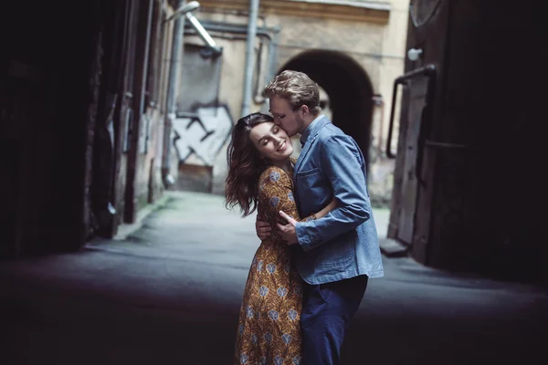 Ungt par i kärlek utomhus. Man kramar kvinna. kyss på pannan — Stockfoto