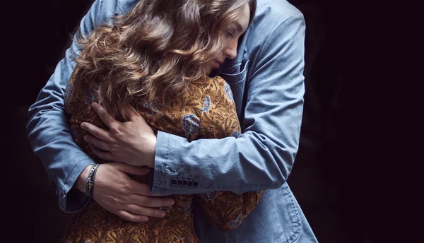 Genç çift aşık açık. Adam, kadın hugs. Alnından öpmek