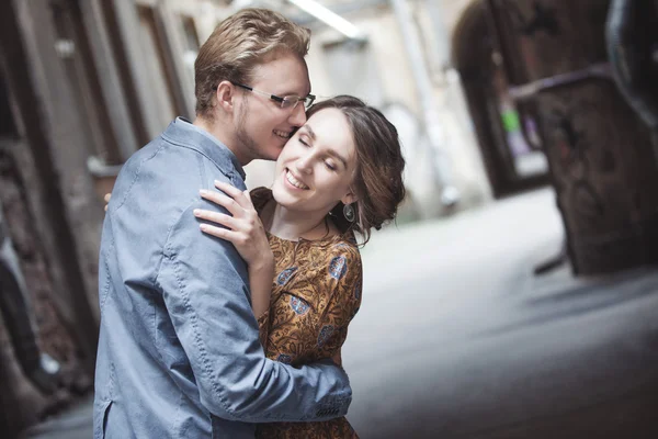 Pareja joven enamorada al aire libre. El hombre abraza a la mujer. beso en la frente — Foto de Stock