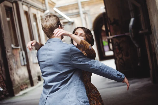 Junges verliebtes Paar im Freien. Mann umarmt Frau. — Stockfoto