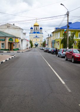 Yelets şehir. Sokak Kommunarov ve Voznesensky Katedrali.