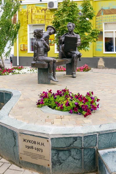 Monument voor de schilder Nikolai Zhukov. Jelets stad. — Stockfoto