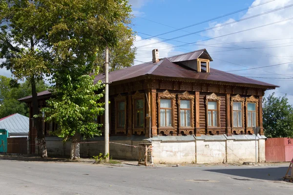 Altes Holzhaus. Gelbe Karten. — Stockfoto