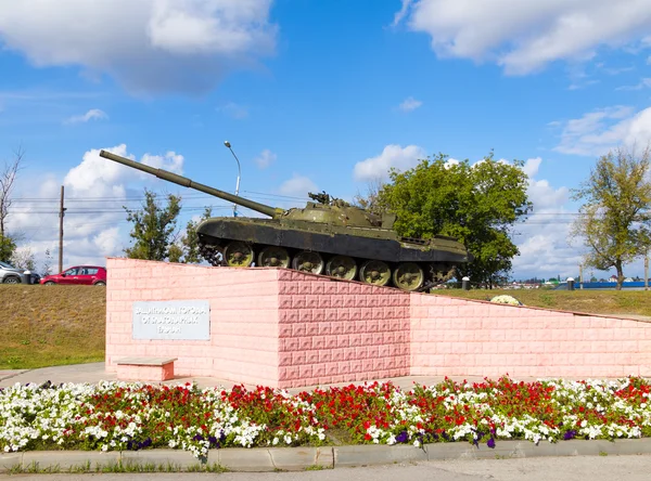 Monument till soldaterna i den 150 Tank brigaden (Tank t-72) — Stockfoto