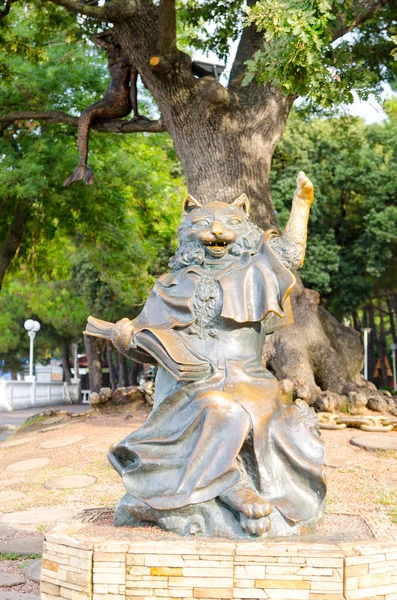 Skulptur ”lärt sig katt” på Gelendzhik strandpromenad — Stockfoto