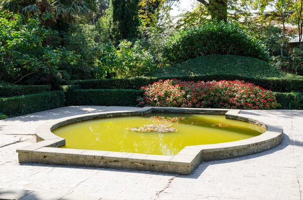 Lagoa. Jardim Botânico Nikita. Crimeia, Yalta . — Fotografia de Stock