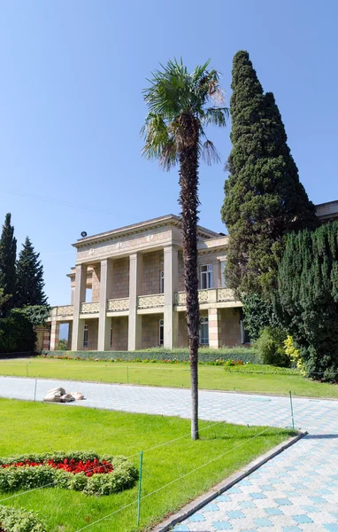 O edifício administrativo dos Jardins Botânicos Nikitsky. C — Fotografia de Stock