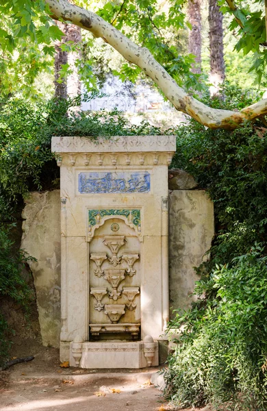 Una copia della Fontana di Bakhchisarai nel botanico Nikitsky — Foto Stock