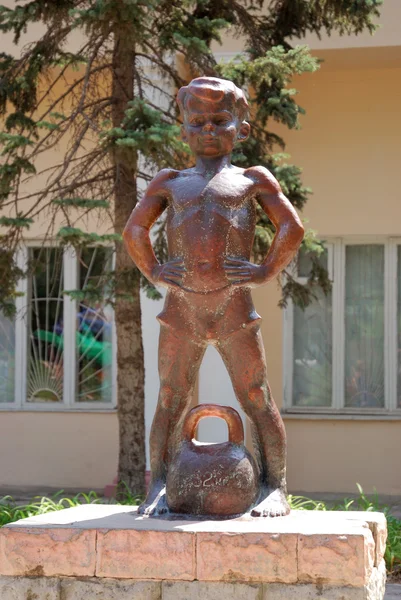 La scultura "Ragazzo con pesi". Yevpatoria . — Foto Stock