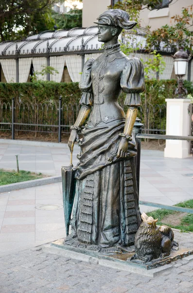 Senhora com um cão. Monumento a Anton Chekhov em Yalta . — Fotografia de Stock