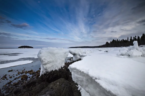 Winteroever van de Witte Zee onder de prachtige hemel. Noord-Karelië. Rusland. — Stockfoto