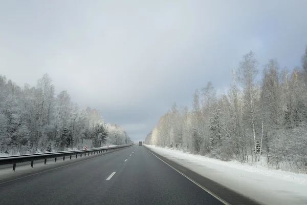 Winterweg met bevroren bomen — Stockfoto