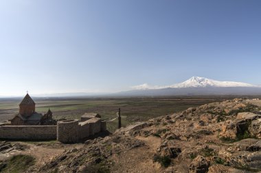 Arka planda Ararat dağı ile ünlü Hor Virap Manastırı. Ermenistan.