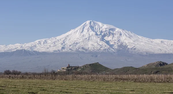 Hor Virap Manastırı Ararat dağı ile görünümü arka planda çarpıcı. Ermenistan.