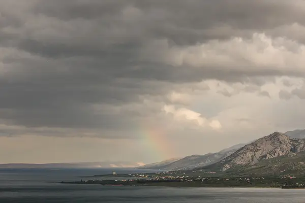 Волшебный пейзаж радуги над морем — стоковое фото