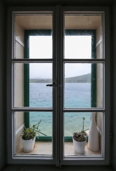 Потрясающая картина окна с удивительным видом на море — стоковое фото