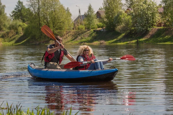 Sport paar is kajakken op de rivier — Stockfoto