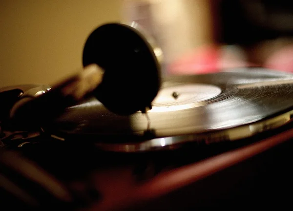 Viejo vinilo LP jugando — Foto de Stock