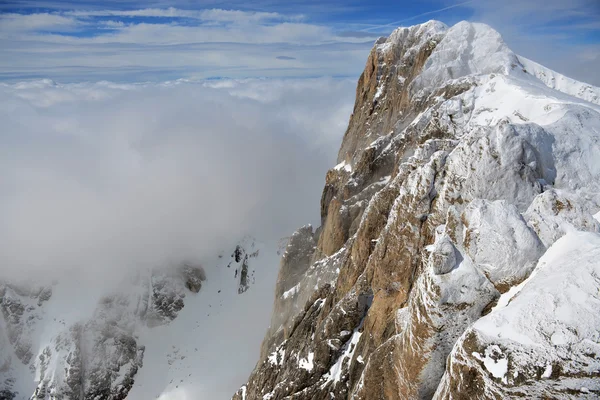 Besneeuwde Alpen berghelling met wolken — Stockfoto