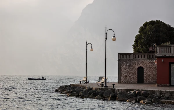 Mens vissen in de buurt van Lake Garda Shore — Stockfoto