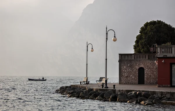 Homem Pesca Perto Lago Garda Shore — Fotografia de Stock