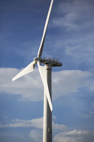 거 대 한 풍력 발전기 — 스톡 사진