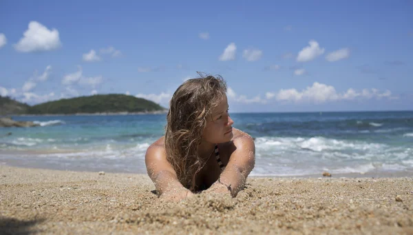 Kvinna på en strand — Stockfoto