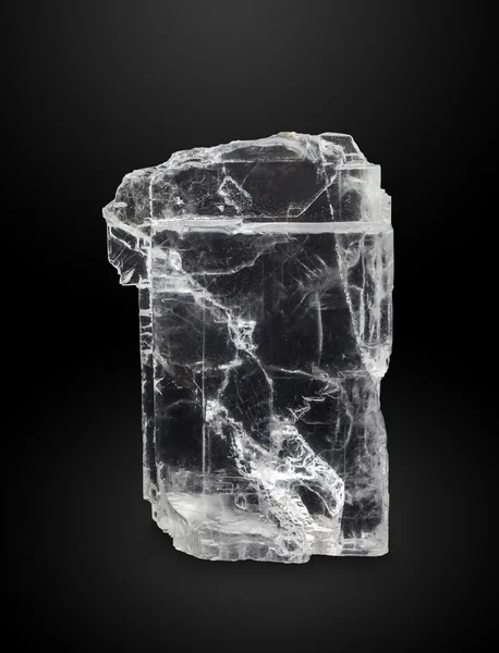 Grand cristal de sel transparent sur noir Image En Vente