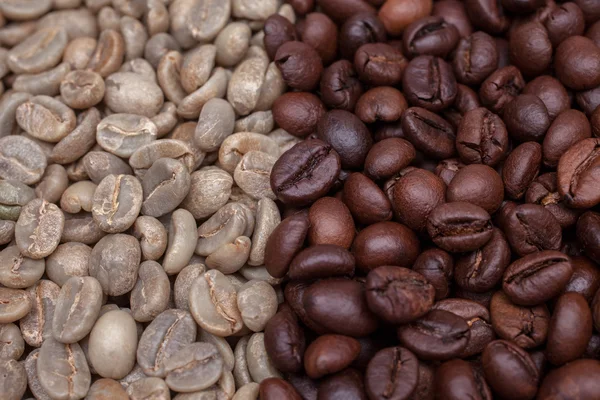 Grüner und gerösteter Kaffee — Stockfoto