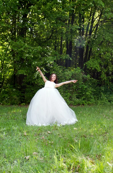 Az erdő szélén a legszebb és boldog menyasszony — Stock Fotó